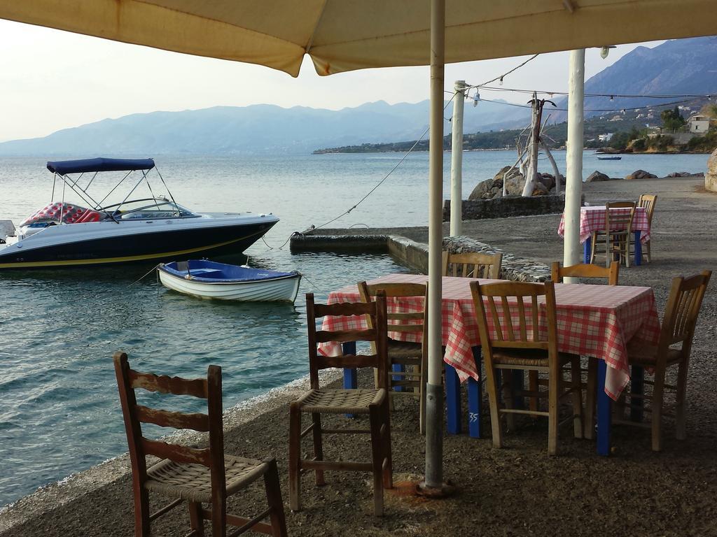 Messinian Blue Seaside Villa Kalamáta Eksteriør bilde